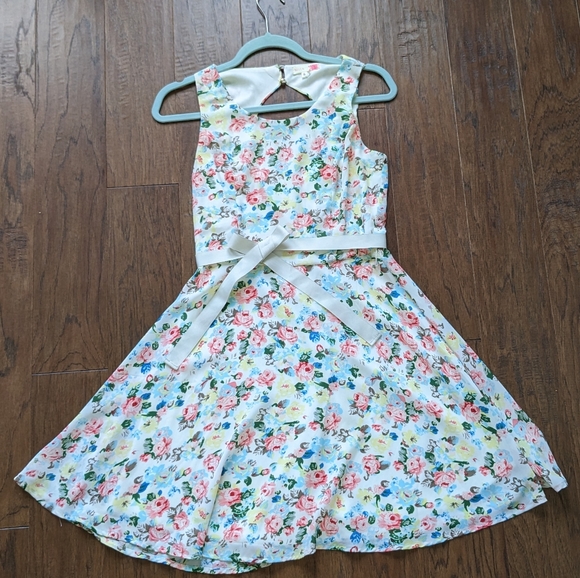 Modcloth Dresses & Skirts - Floral Dress with Keyhole Back